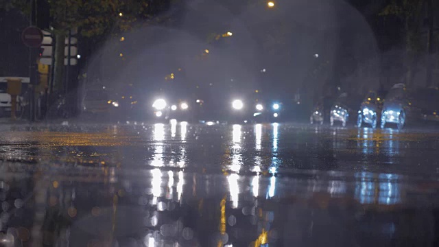 在秋雨的夜晚，车灯明亮的城市里视频素材