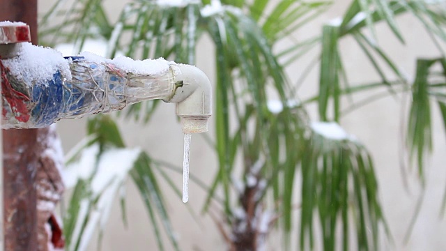 冷冻水管道。雪和冰视频素材