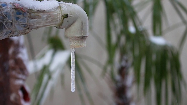 冷冻水管道。雪和冰视频素材