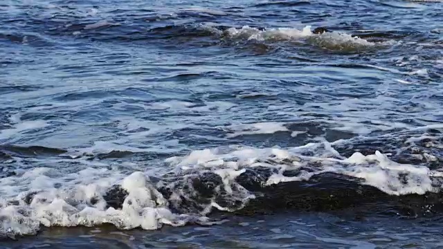 海水溅在岩石上。视频素材