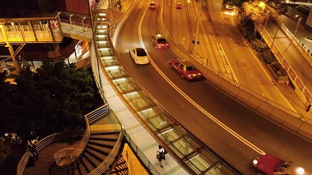 香港大桥上的交通俯视图。股票。在香港的天桥和公路交界处，在夜间有车灯形成灯光小径视频素材