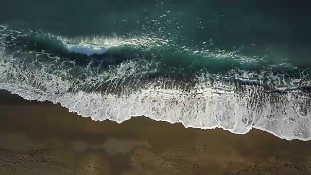 浪击海滩视频素材