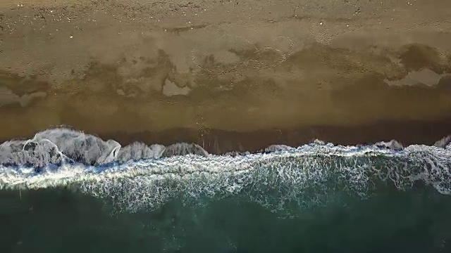 浪击海滩视频素材