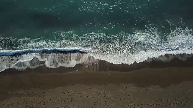 浪击海滩视频素材