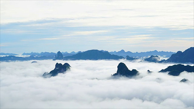 时光流逝，日出，薄雾和云景移动在山上。视频素材