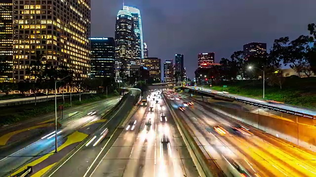 洛杉矶市中心日落时分的高速公路交通视频素材