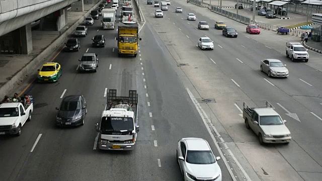 近捷运紫线旁排站的坎查纳菲塞克路，交通阻塞视频素材