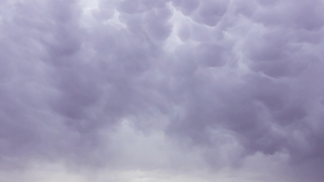 暴风雨前的乌云。雷暴前的乌云背景。时间流逝。间隔拍摄。视频素材