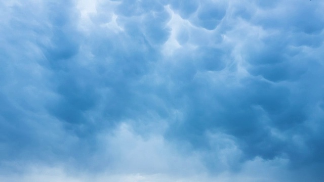 暴风雨前的乌云。雷暴前的乌云背景。时间流逝。间隔拍摄。视频素材