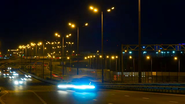 公路交通车辆在夜间时间流逝。汽车在桥上行驶的晚上时间流逝。4 k UHD。间隔拍摄。视频素材