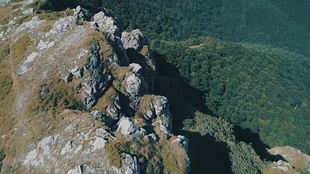 空中飞过山岩视频素材