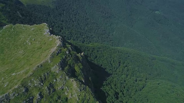 飞越山顶树木景观4k空中视频素材