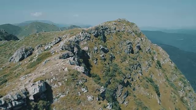 4k电影飞跃山顶树木景观空中视频素材