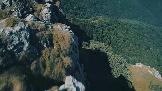 飞越山顶树木景观4k空中视频素材