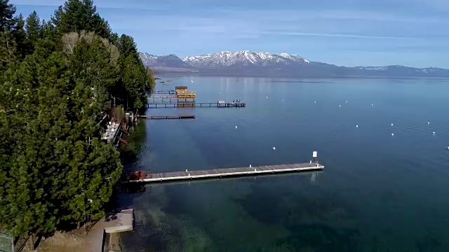 一架无人机在塔霍湖碧蓝的湖水中飞过桥墩视频素材