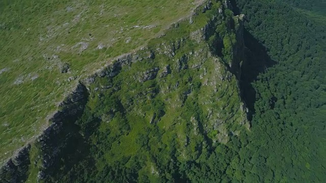 飞在深山视频素材