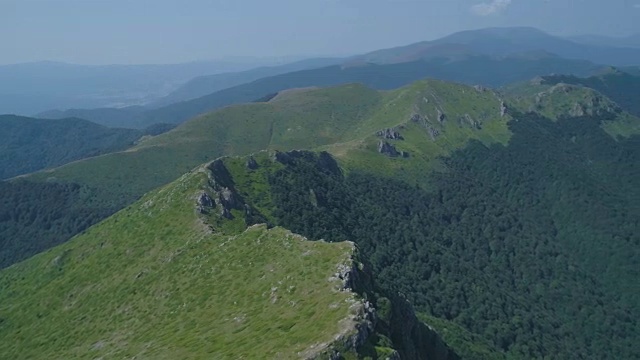 飞越山顶树木景观4k空中视频素材