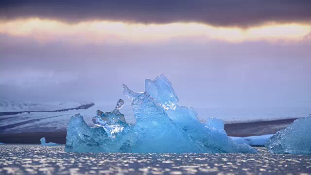 冰岛的冰和海。来自Jokulsarlon冰川的冰山视频素材