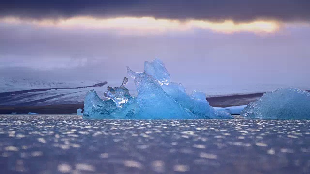 冰岛的冰和海。来自Jokulsarlon冰川的冰山视频素材