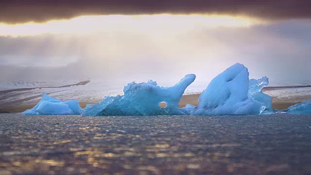 冰岛的冰和海。来自Jokulsarlon冰川的冰山视频素材