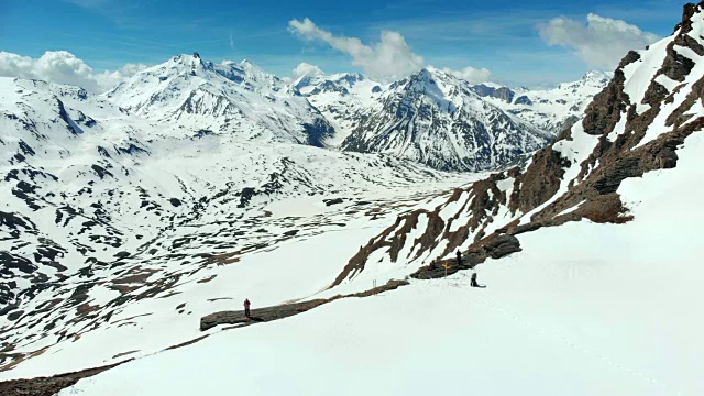 空中飞行:飞过雪山顶上的徒步旅行者视频素材