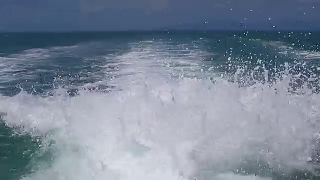 泰国，碧海海浪伴快艇快艇尾流泡沫视频素材