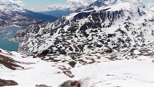 空中飞行:飞过雪山顶上的徒步旅行者视频素材