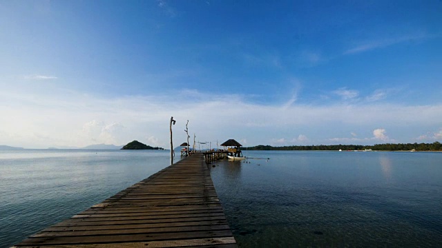 泰国Koh Mak岛，美丽的木桥码头，通往大海和蓝天视频素材