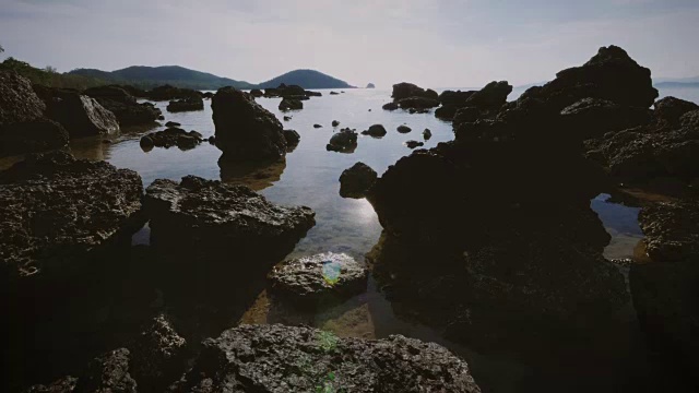 泰国Koh Mak岛令人惊叹的岩石、石头、海滩和大海，4k分辨率的时间流逝视频素材