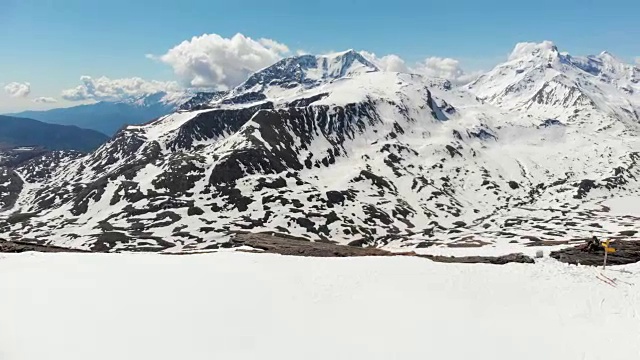 空中飞行:飞过雪山顶上的徒步旅行者视频素材