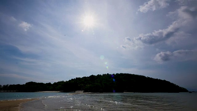 热带海滩岛，云天空和大海在Koh Kham，泰国，4k分辨率的时间流逝视频素材