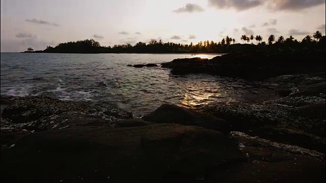 美丽的热带海滩和天空日落在Koh Kood岛，传统，泰国视频素材