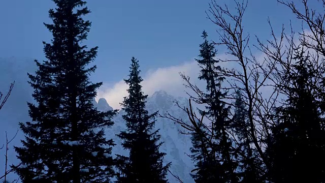 冬天在冰雪覆盖的岩石山脉徒步旅行视频素材