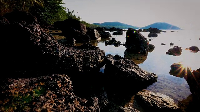 在泰国的Koh Mak岛，神奇的岩石、石头、海滩、大海视频素材