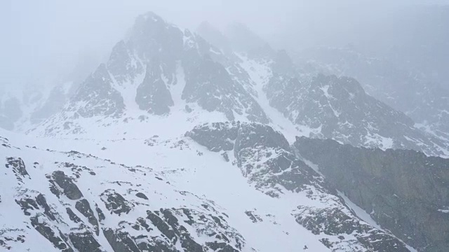 冬天在冰雪覆盖的岩石山脉徒步旅行视频素材