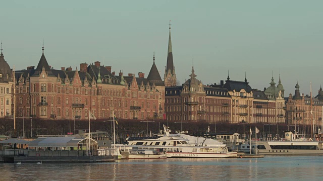 斯德哥尔摩建筑在Strandvagen, Ostermalm，斯德哥尔摩中心视频素材