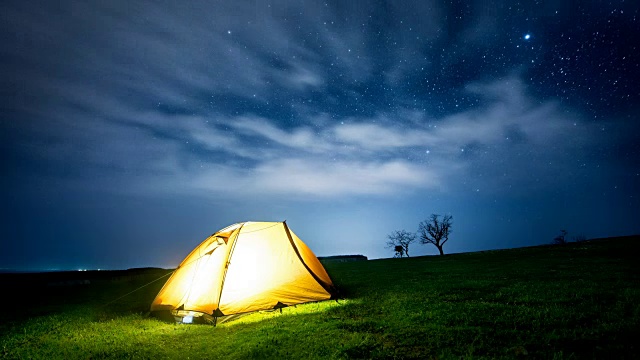 延时。夜山下星光闪烁的露营帐篷。视频素材