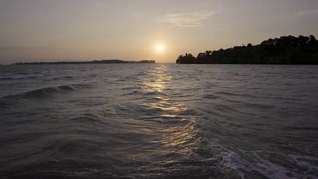 4k大海和波浪在早晨与橙色的天空和太阳。视频素材