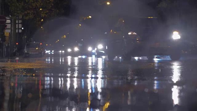 在秋雨的夜晚，车灯明亮的城市里视频素材