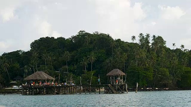 泰国Koh Mak岛，美丽的木桥码头，通往大海和蓝天视频素材