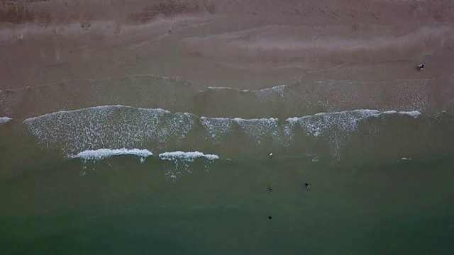 4K空中飞行在白色沙滩和美丽的蓝色海洋在泰国潮老海滩美丽的海景。视频素材