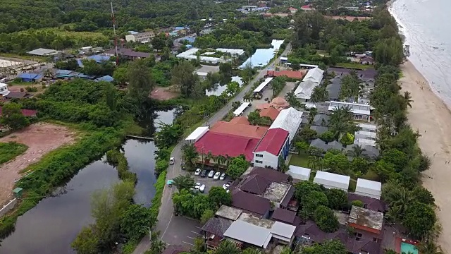 4K空中飞行在白色沙滩和美丽的蓝色海洋在泰国潮老海滩美丽的海景。视频素材