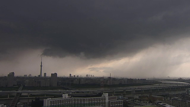 日本东京上空的雨云视频素材