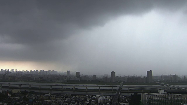 日本东京上空的雨云视频素材