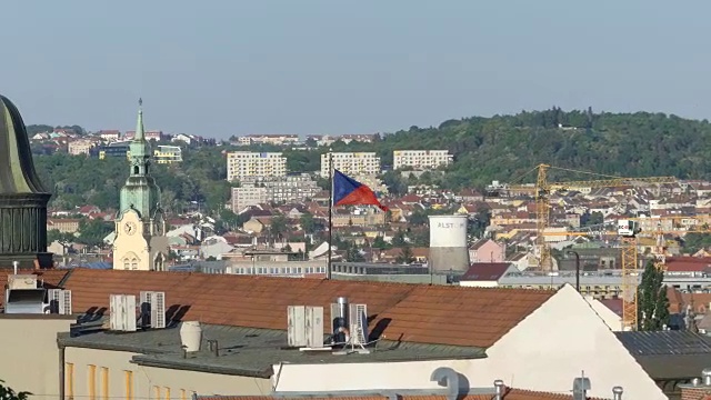 老城区的建筑风貌。捷克共和国的国旗在城市的背景下迎风飘扬视频素材