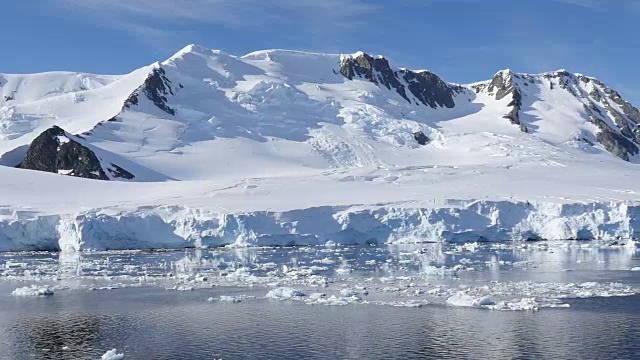 南极洲变成了白雪覆盖的山脉视频素材