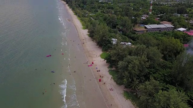 4K空中飞行在白色沙滩和美丽的蓝色海洋在泰国潮老海滩美丽的海景。视频素材