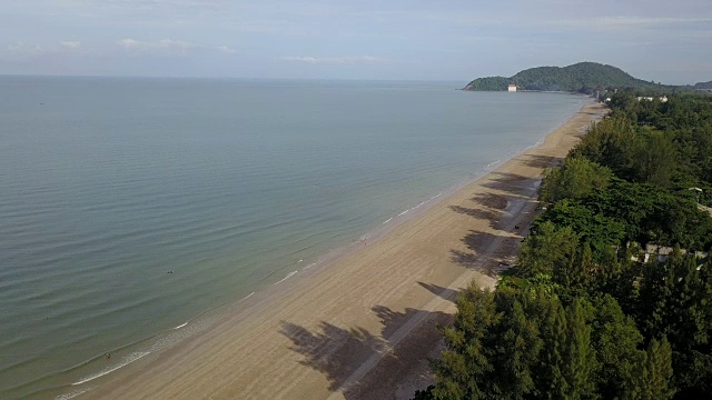 4K空中飞行在白色沙滩和美丽的蓝色海洋在泰国潮老海滩美丽的海景。视频素材