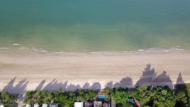 4K空中飞行在白色沙滩和美丽的蓝色海洋在泰国潮老海滩美丽的海景。视频素材