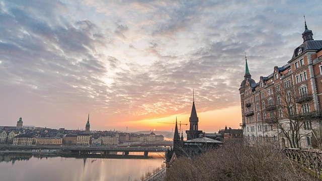 斯德哥尔摩城市天际线夜晚到白天日出的时间流逝在Gamla Stan和Slussen，斯德哥尔摩瑞典4K时间流逝视频素材